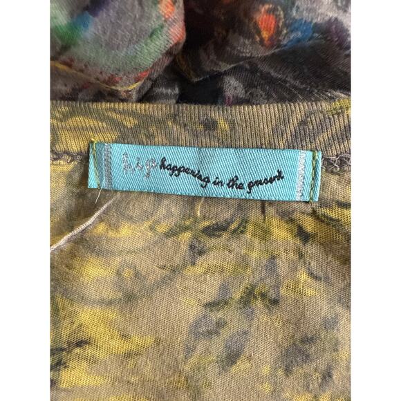 H.I.P, short sleeve multi design top. Fits like S-M
Pit to pit 18. Length 28 - Picture 5 of 5